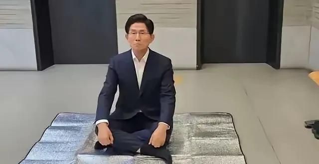 金文洙自从与李在明的竞选失败之后一直耿耿于怀，这时候他仍不甘心，仍然反对李在明。