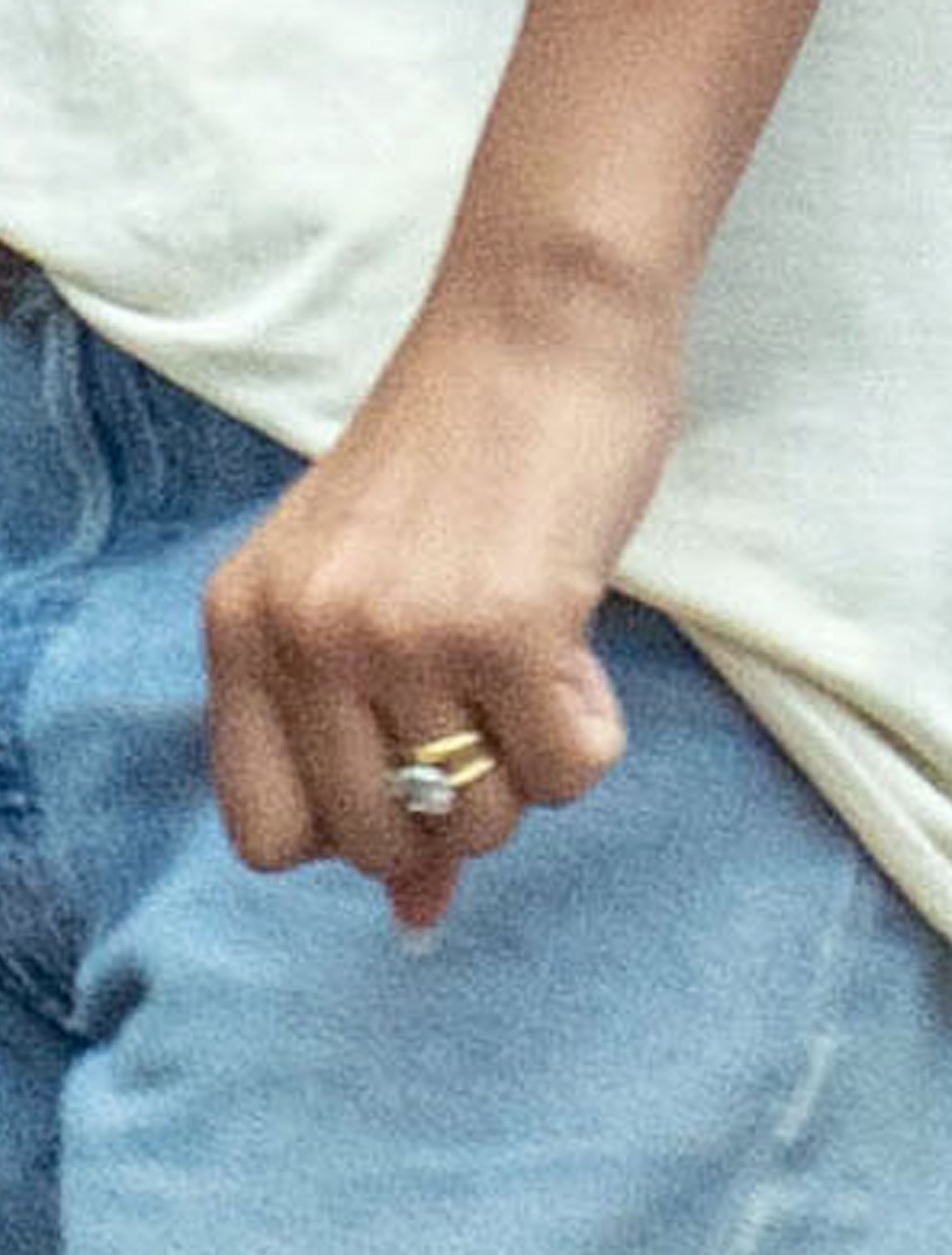 荷兰弟、赞达亚伦敦新街拍，都戴上了婚戒。💍外媒报道称这对小夫妻本周二举行了一场