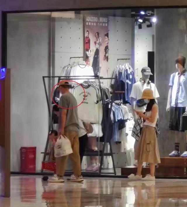 6月18日，任重夫妇携两岁女儿逛街，卡其色“情侣装”低调温馨，女儿Burberr