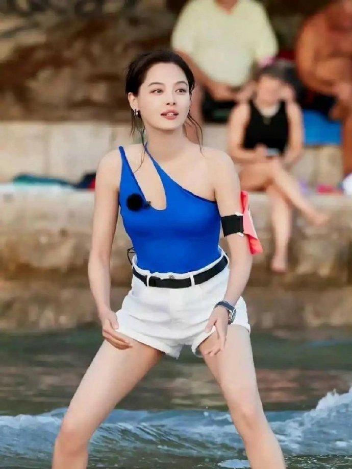 辛芷蕾将吊带裙玩出了花，原来不是衣服不好看，是你不知道怎么穿​​​