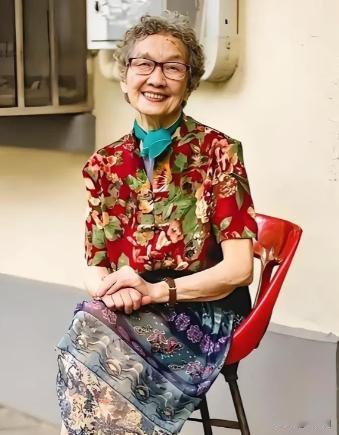 上海一老太太患癌五年花掉七十万，儿子儿媳债台高筑，谁料老太太刚走六十天，儿子去拿