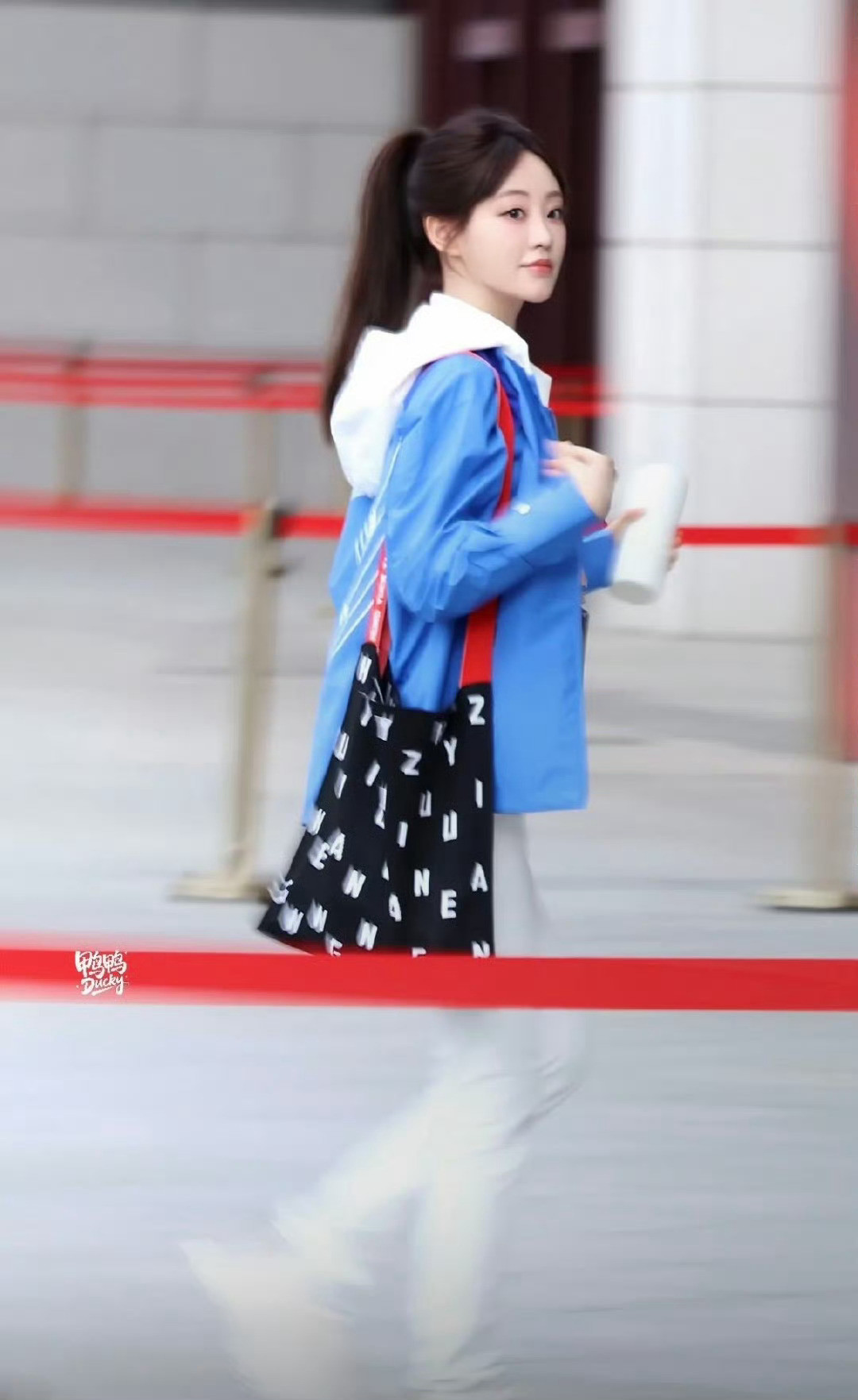 祝绪丹高马尾淡妆，干干净净、温柔向上的白月光学姐即视感！