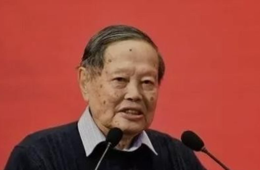 2012年，杨振宁曾顶着骂名阻止建造2000亿的大型粒子对撞机，这也惹怒了中科院