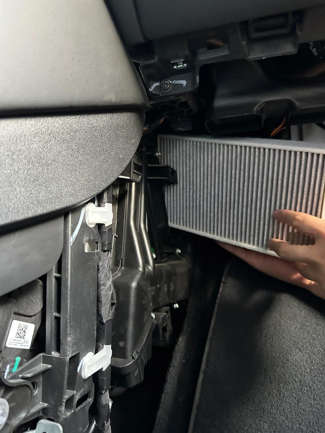 空调滤芯更换：自己5分钟搞定，门店收费150块，纯暴利空调滤芯是车辆的易损件，