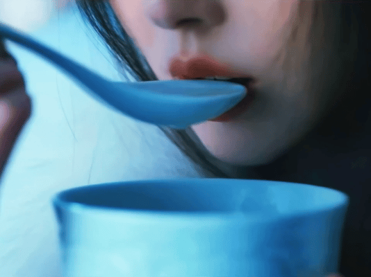 孔雪儿喂汤也这么媚孔雪儿怎么媚成这样孔雪儿的眼神戏真的太绝了，喂汤时的眼神流转