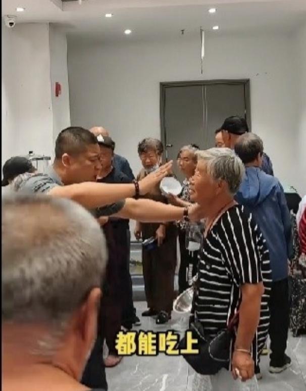 一元惠民餐厅，大家都自觉排队有序就餐，现场秩序井然。可偏偏一位老太太当众耍起蛮横