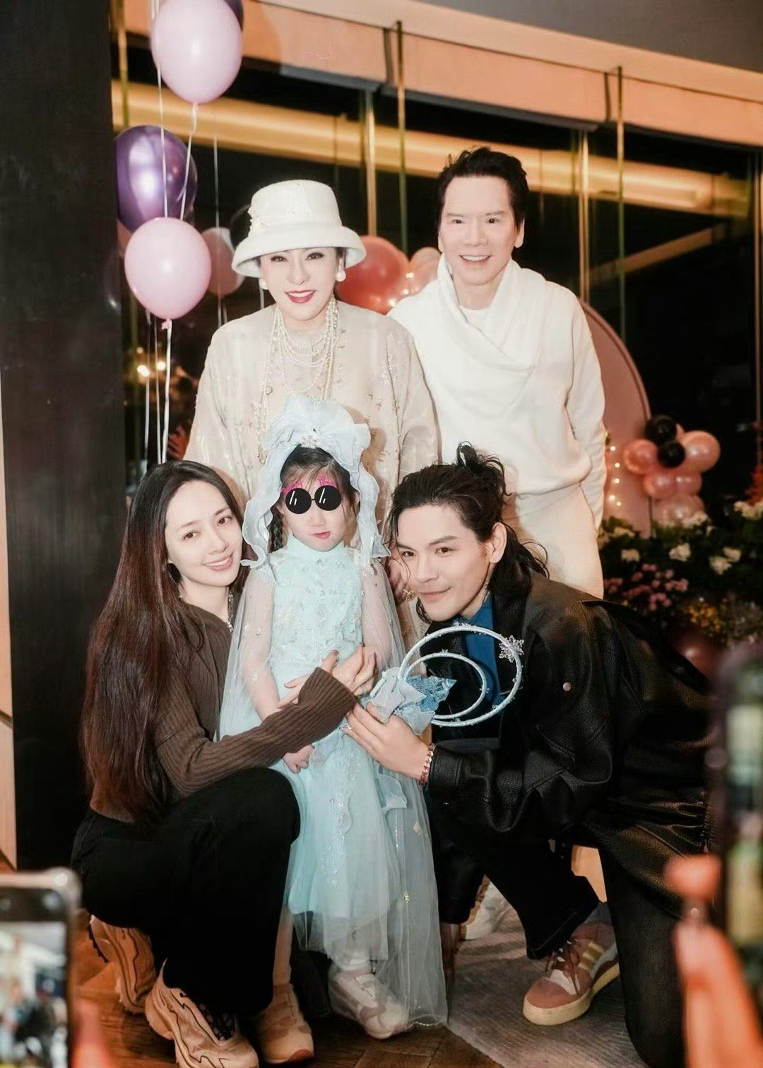 向太陈岚在近日发布的视频中坦言“富二代接班就是灾难”，明确表示不会将上市公司交给