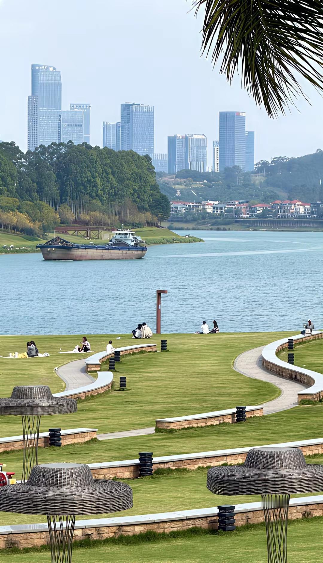 看到这张照片，有点不敢相信这居然是南宁，这个江边风景，除了江稍窄了些，确实是国内