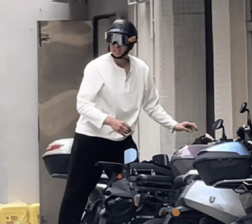 崔永熙，他是我见过加盟宏远队第一个戴头盔的球员，我认为：公众人物都应该去学习崔永