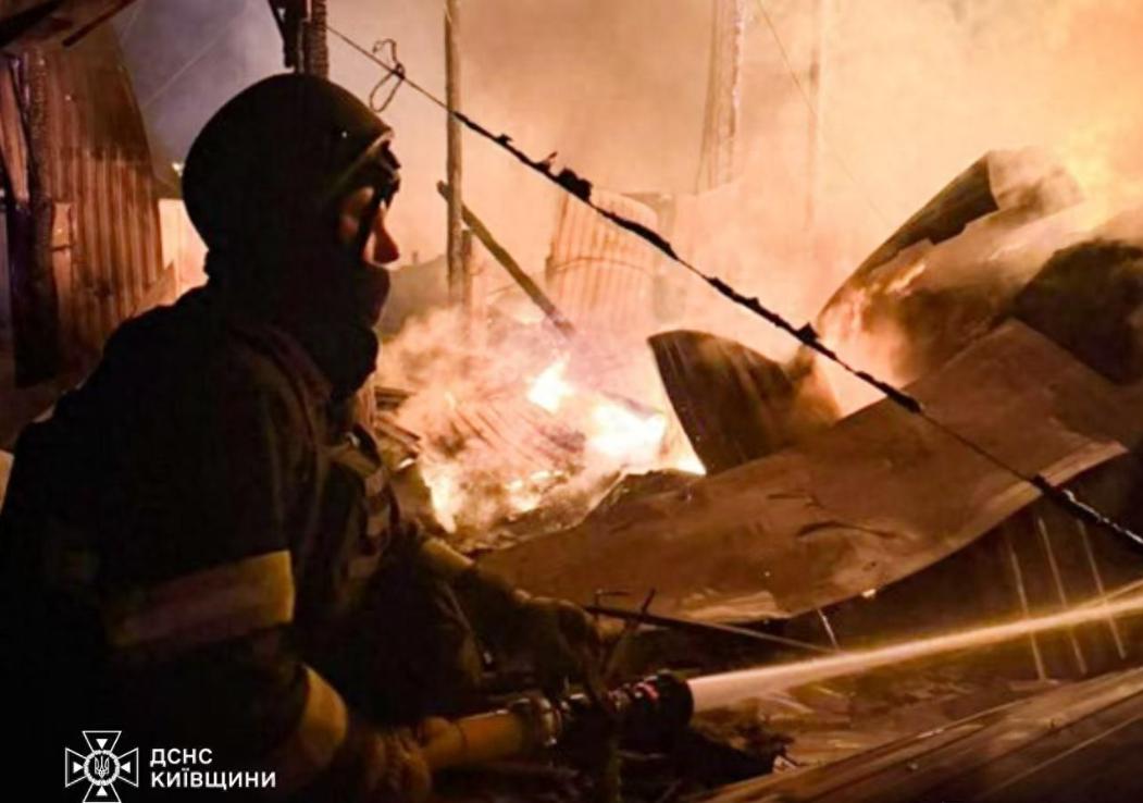 泽连斯基这次真的悬了！基辅火车站被摧毁，泽连斯基专机遭5架军机围堵：一枪不发赶快