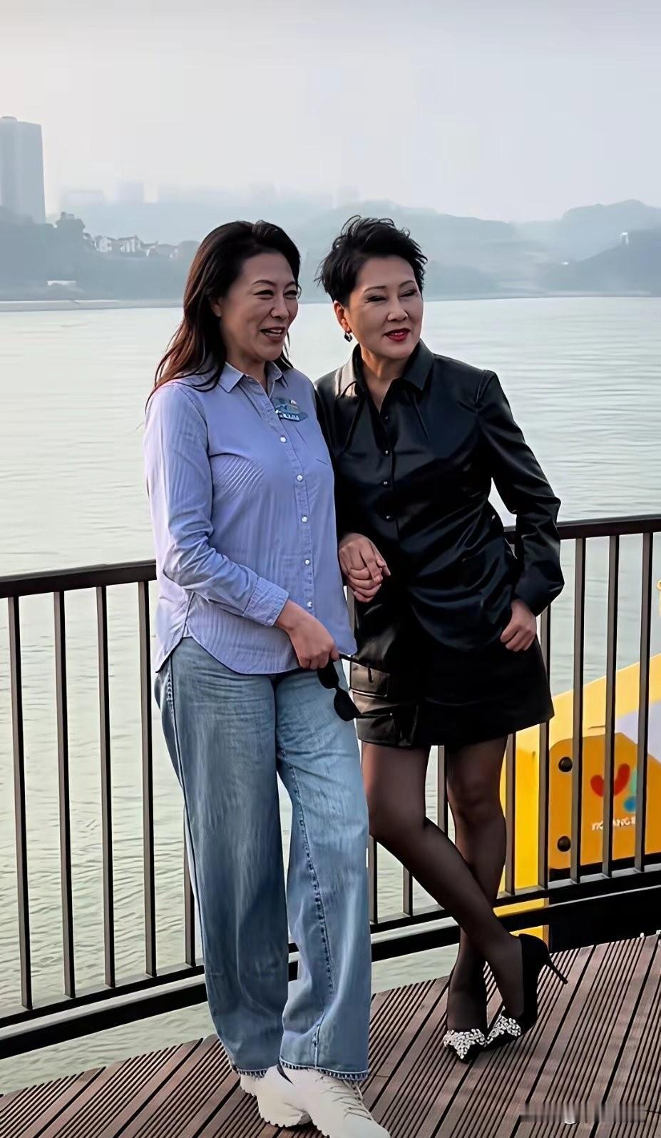 打扮和不打扮的差别是真明显！岳红和张凯丽同框，张凯丽穿着时髦、发型潮，一眼看上去