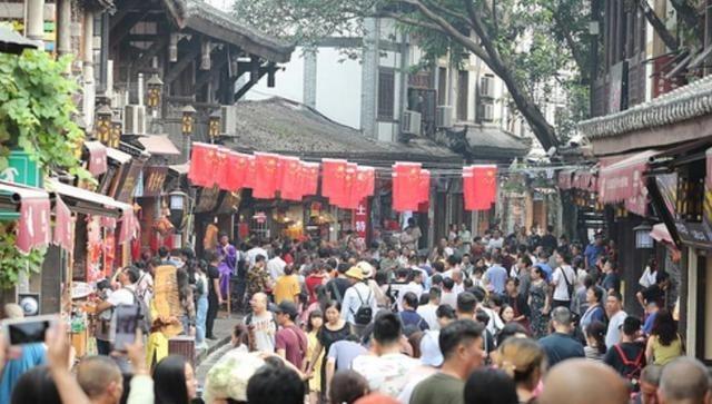 你们发现了吗？今年国庆的风向彻底变了。节前官方就预计了，这次长假全国出行人次能冲