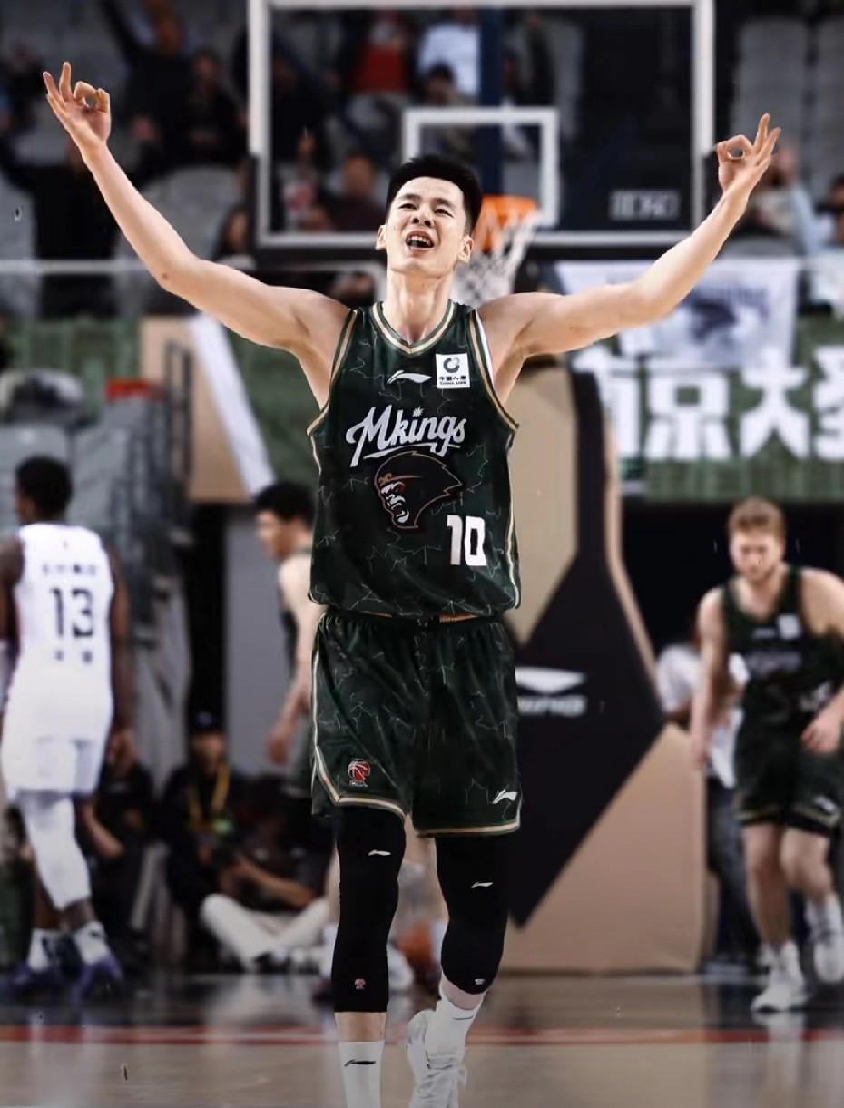 CBA本赛季最遗憾的事，两大巨星失去评选MVP资格。今年的MVP评选真是出现