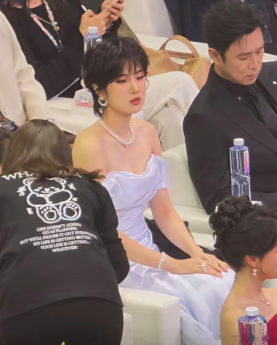 姚安娜这件衣服，真是我见过最真诚的设计。领口开得这么低，身体还向前倾这么大角度，