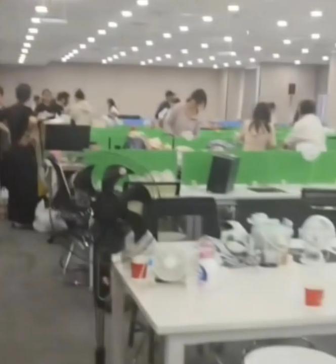 陕西，一家公司半夜11点突然发全员放假通知，第二天整个公司直接就搬空消失了，20
