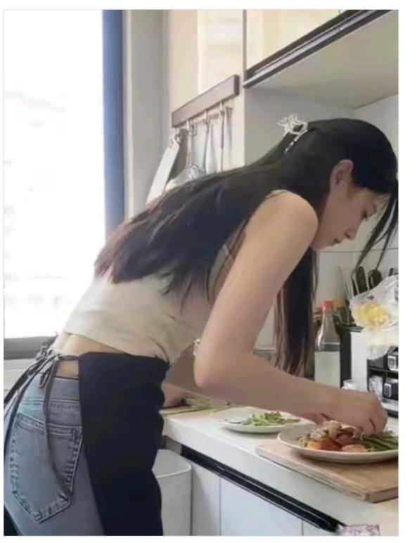 美女真的会炒菜；今天孩子要大虾；必须满足她要求；油焖大虾整一盘；孩子拿虾