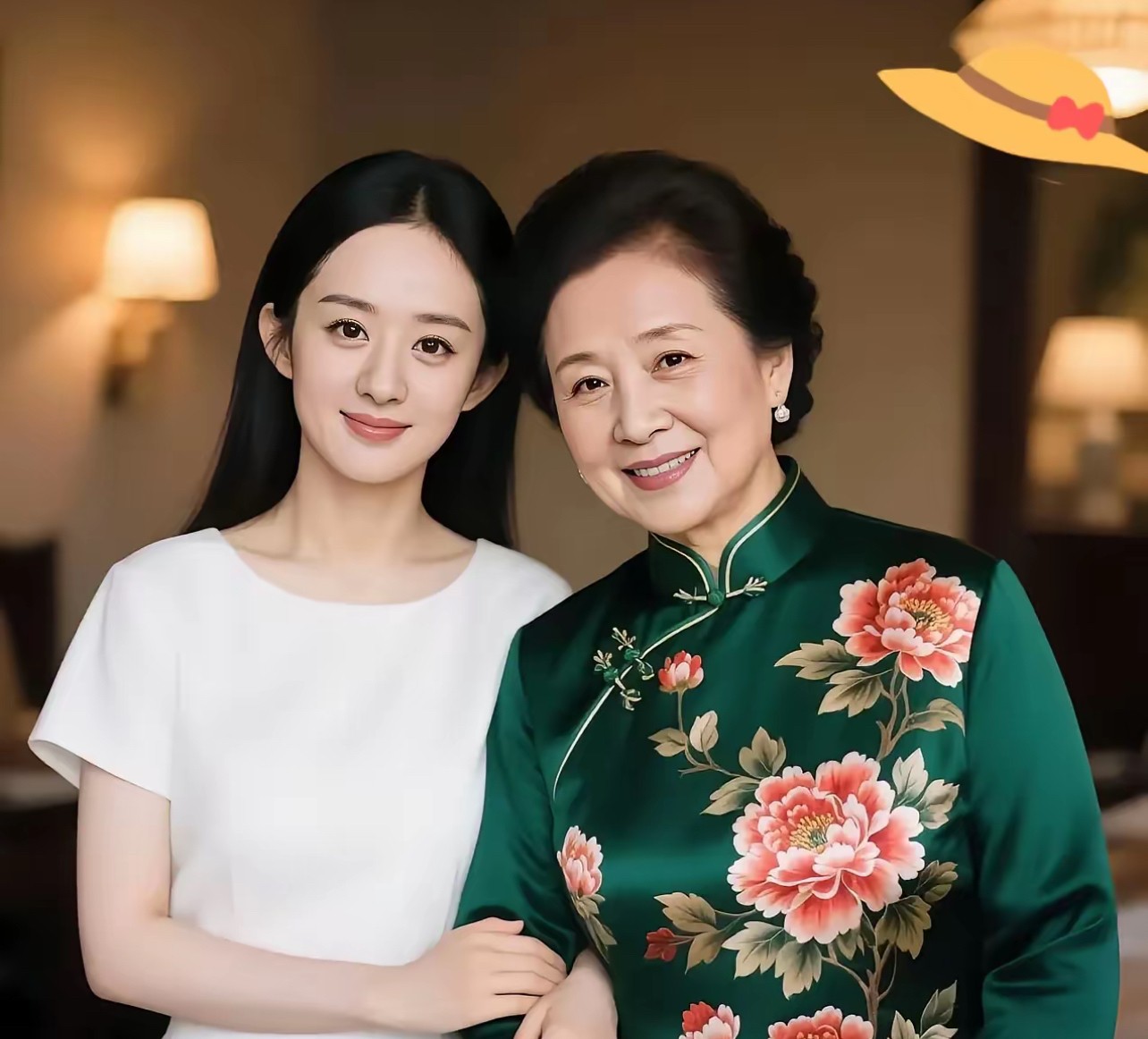 赵丽颖带妈妈过母亲节，赵妈妈一露面就被夸上热搜！这位阿姨穿着素色旗袍，珍珠耳钉衬
