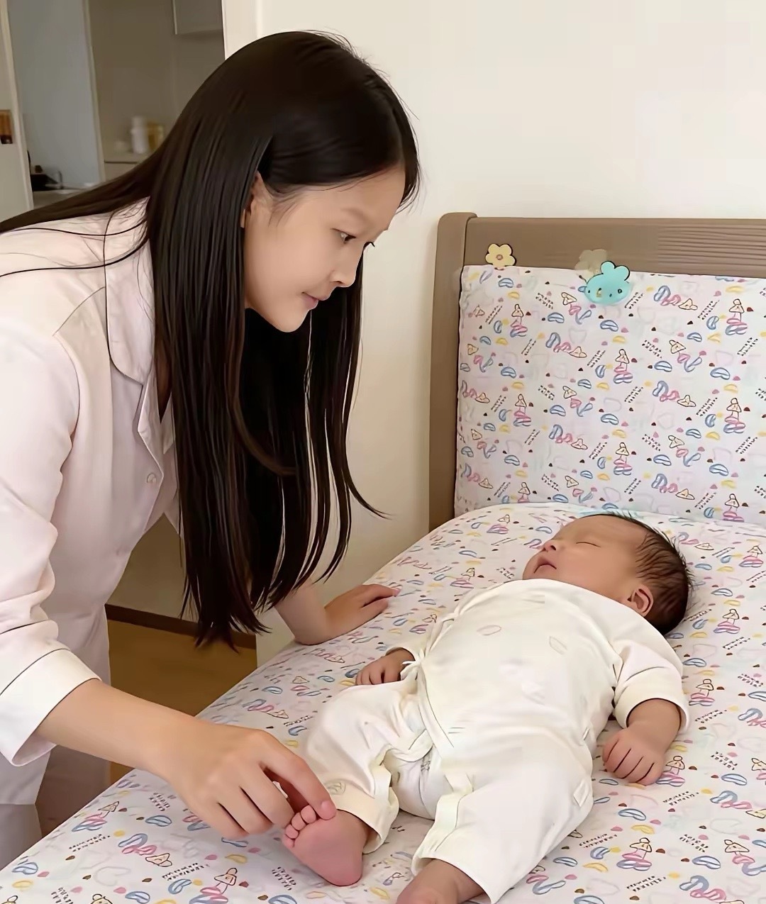 汪小菲的女儿玥玥，抱孩子多专业。小弟弟很有安全感。因为玥玥有经验，从小就抱过霖霖