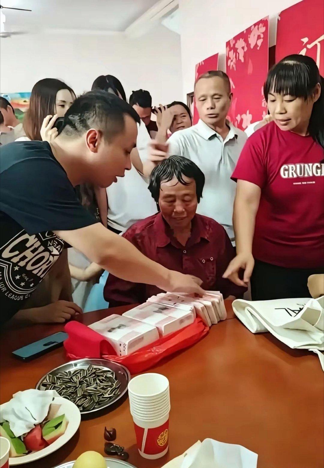 定亲现场，丈母娘抱着20多万彩礼不肯撒手，网友：这是卖女儿？女孩母亲收下男方20
