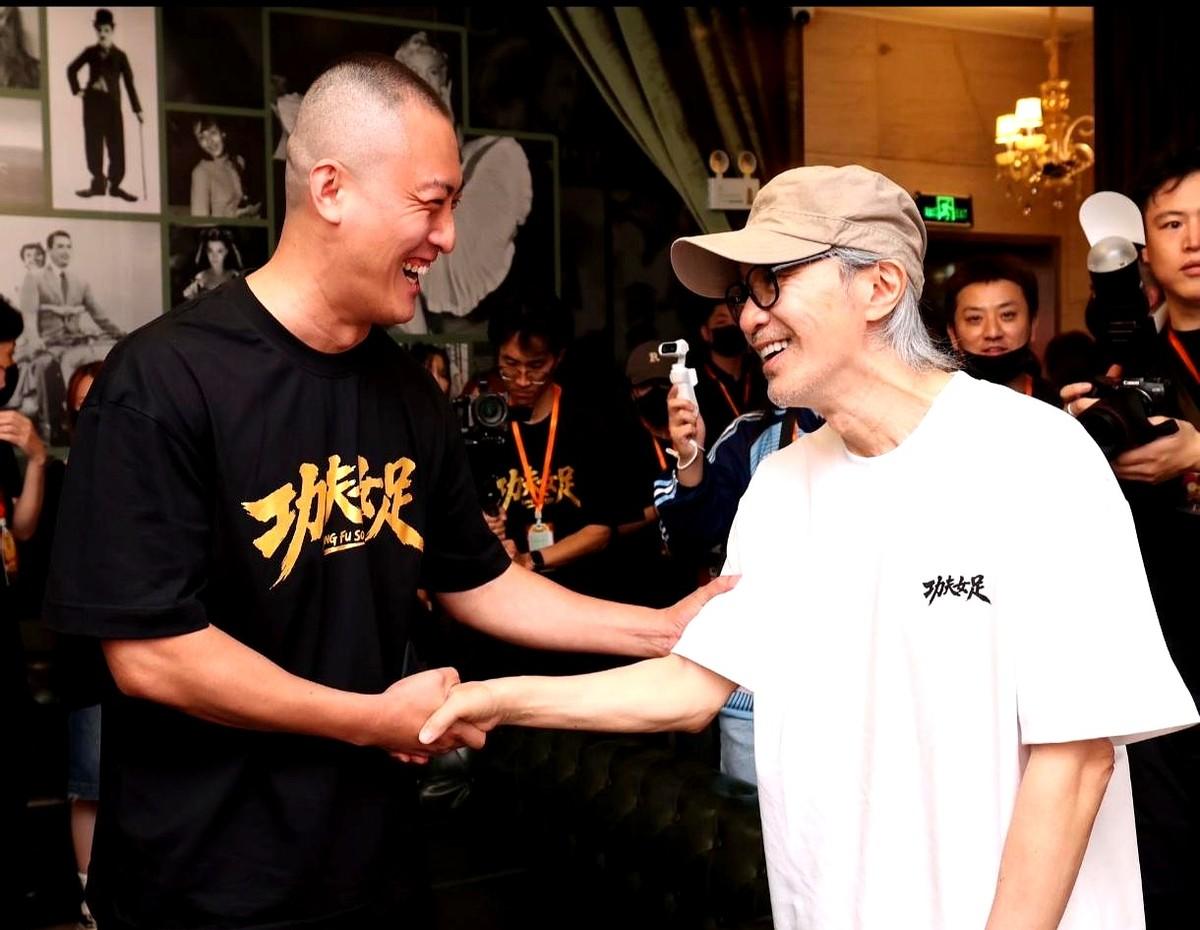 票房破10亿，最大赢家竟是那个墙角撒尿的光头。许君聪就凭这一个镜头，红了。片
