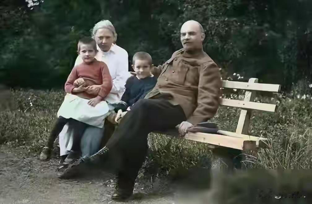 1922年，前苏联领导人列宁和妻子克鲁普斯卡娅及两个外甥合影。列宁和妻子没有