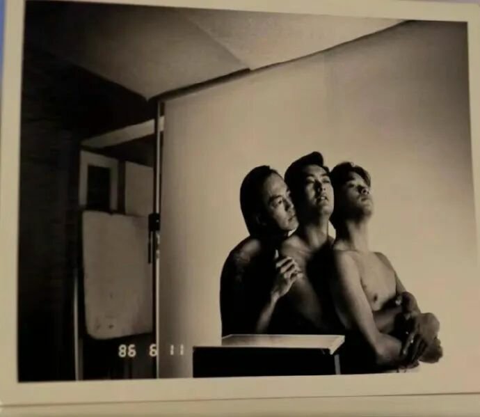 1986年，英雄本色海报拍摄现场，狄龙，张国荣，周润发 拍出来是这样的为啥要光膀