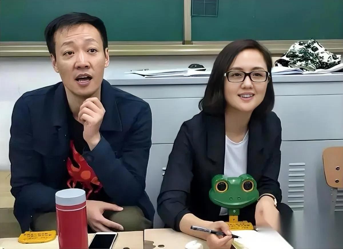 辛柏青断更四月不对劲！表面看是丧妻伤心？实则他被掏空的真相更戳心。这对夫