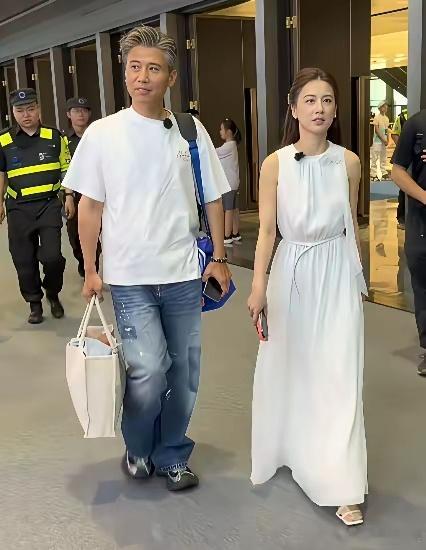 黄圣依读完EMBA，立刻就“出”了一本书叫《太有趣了，经济学》，还拉来好朋友胡军