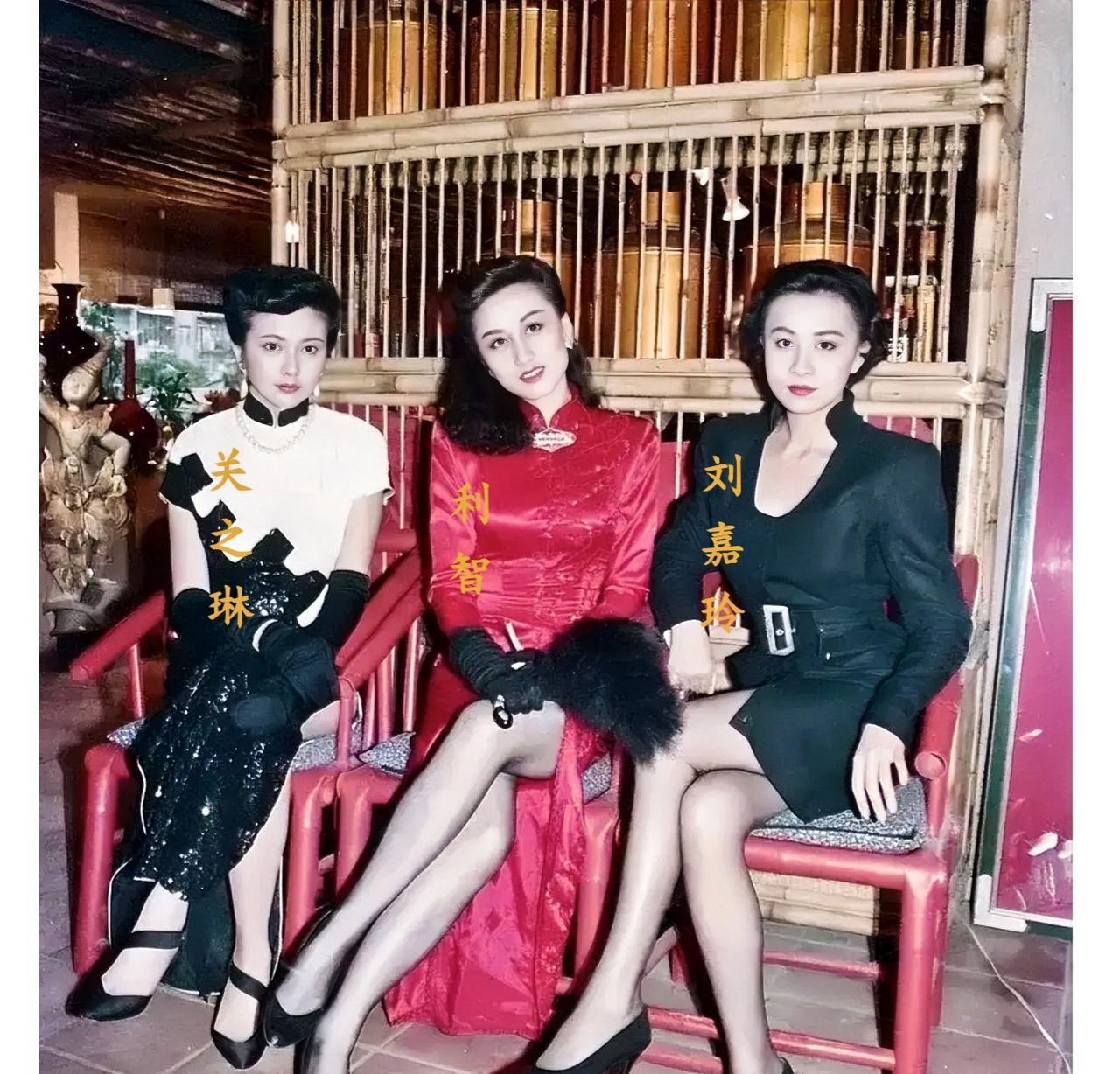 这张1988年照片展现出了三位香港女演员年轻时的风采，她们分别是26岁的关之琳、