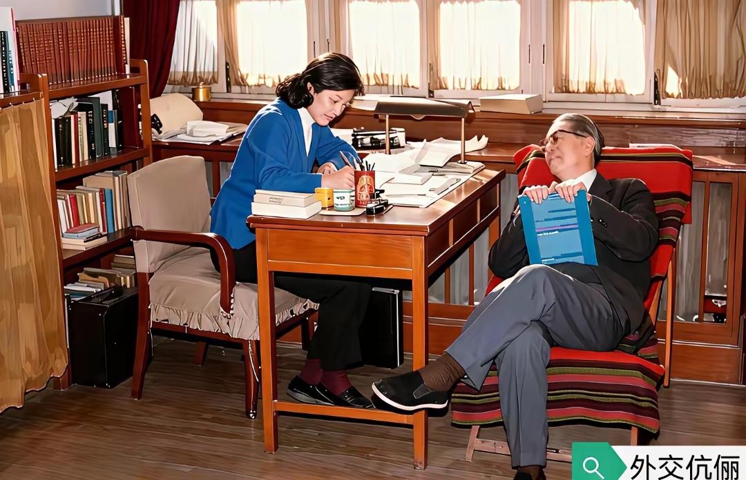 1974年，乔冠华和新婚妻子章含之的合影，虽相差22岁，却恩爱无比