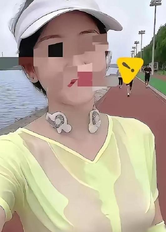 上海的一段晨跑视频，短短半天播放量硬生生砸破了百万。画面里，一个女的跑得浑身湿透