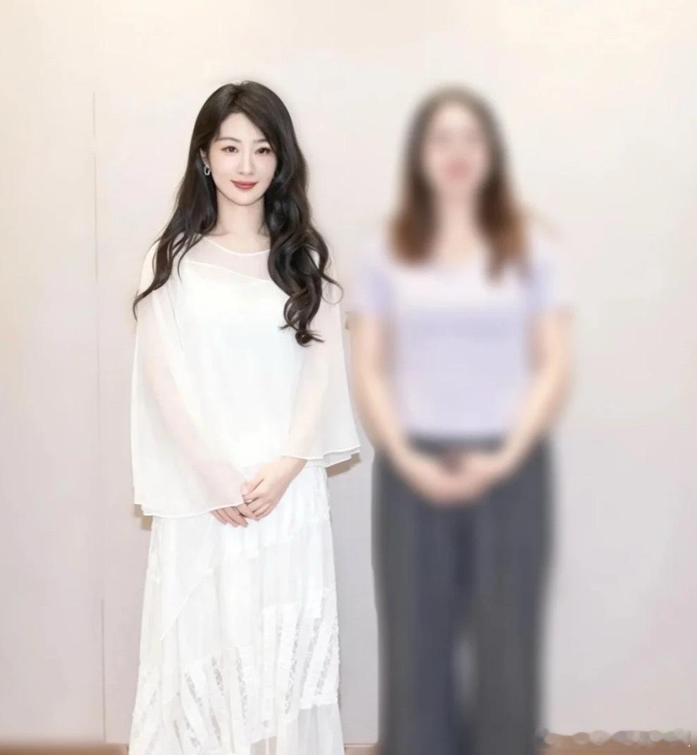 杨紫最新合照，这造型完全白月光来着​​​
