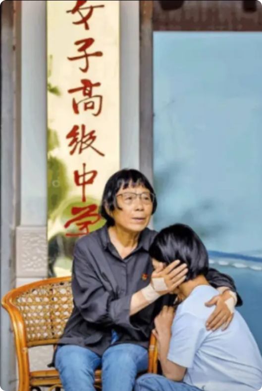 2009年，一位领导到华坪女高视察，发现学生们只能靠青菜果腹，课桌破旧到需要砖头