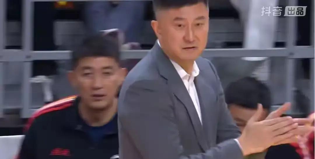 徐杰一下场，广东进攻就断电。数据显示：他休息时全队助攻率暴跌37%，对手命