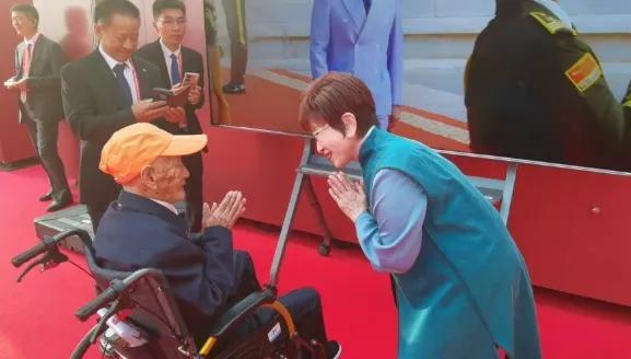 终于弄清楚了！某些人之所以不敢动洪秀柱，不是因为她是前主席，也不是因为有谁保护她