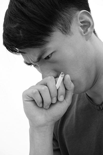 长期抽烟易咳嗽? 在白开水中加点“它”, 清肺止咳排出老烟毒