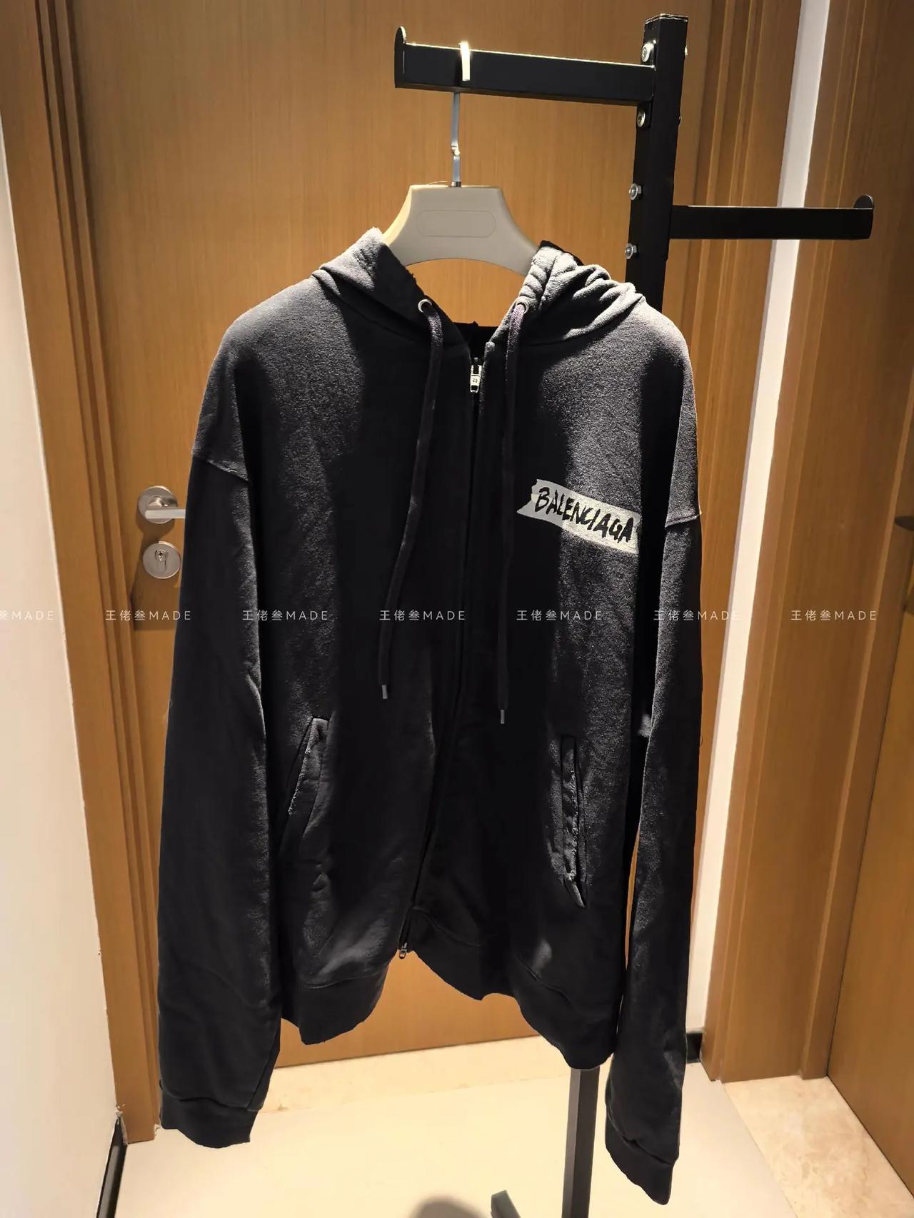 巴黎世家这件做旧连帽拉链衫真的越旧越香。家人们谁懂啊！巴黎世家这件做旧连帽拉链衫