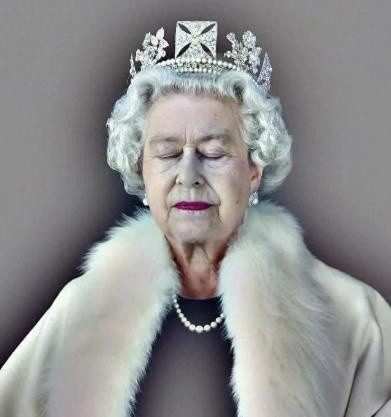 2022年，英国女王伊丽莎白二世去世后，她的遗体并未选择传统的火葬或土葬，而是被