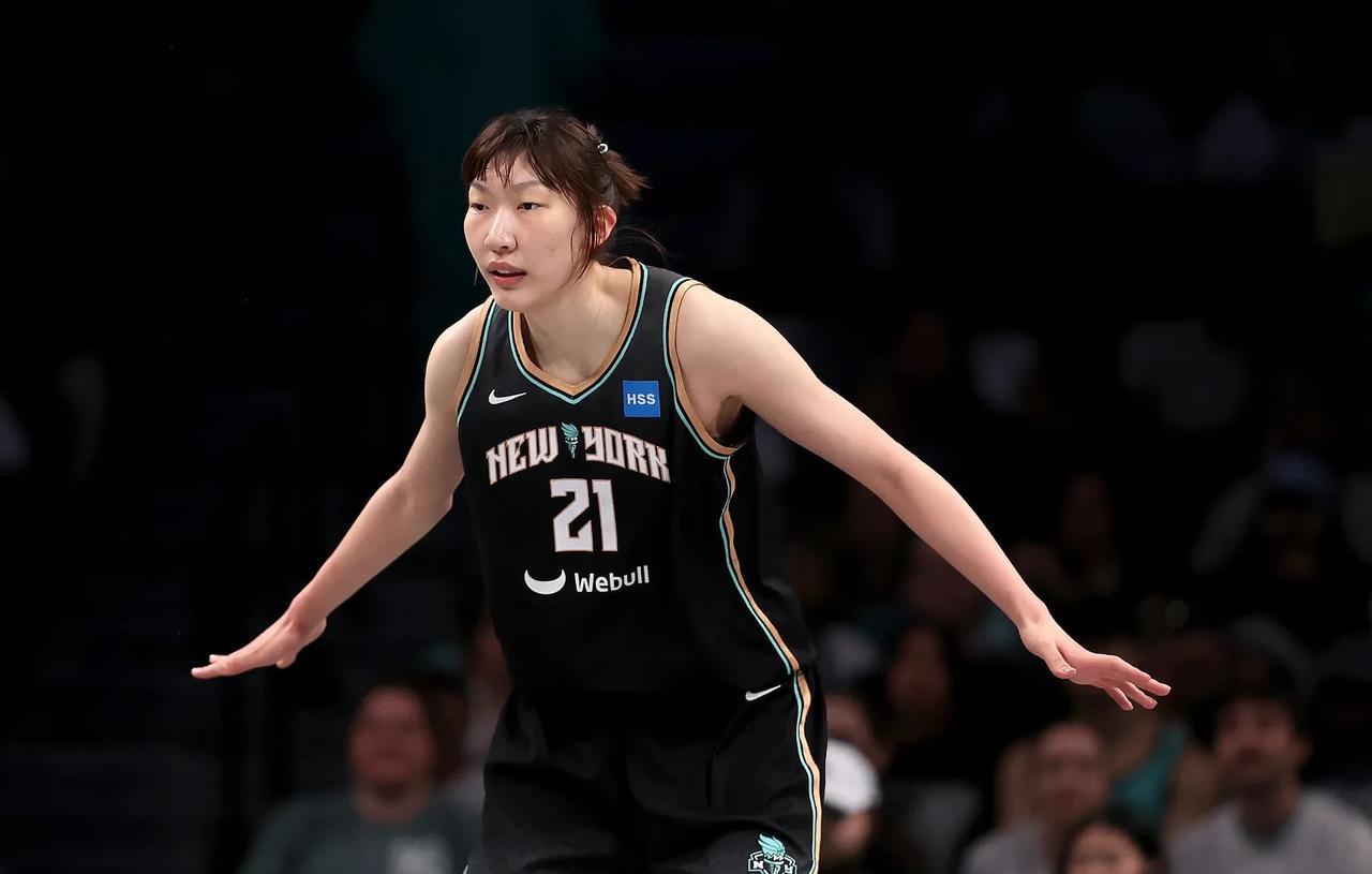 中国女篮不敌日本女篮赛后，主力中锋韩旭泪洒新闻发布会。她表示自己为了备战巴黎奥运