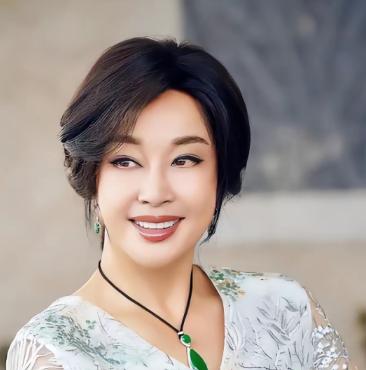 不查不知道！我一直以为刘晓庆身家过亿，在北京住着4000平豪宅，75岁还在拍戏，