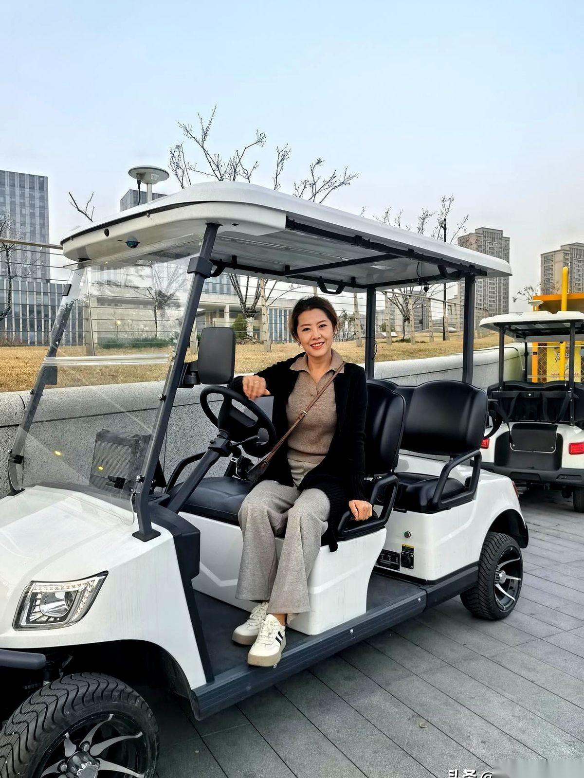 咔嚓一下，养了二十多天的指甲，全剪了。十个指头瞬间变回光秃秃的棒槌。头发梳得