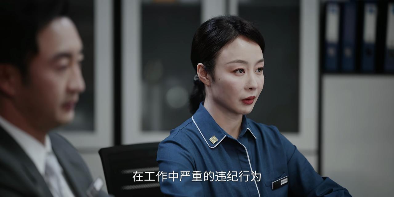 朱珠新剧《蜜语纪》的剧情太燃了！上一秒，朱珠演的服务员，才被小领导给开除了。