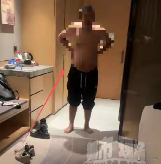 江苏苏州,孙先生带妻子入住某知名酒店,半夜12点多,妻子被惊醒,发现房间里竟闯入