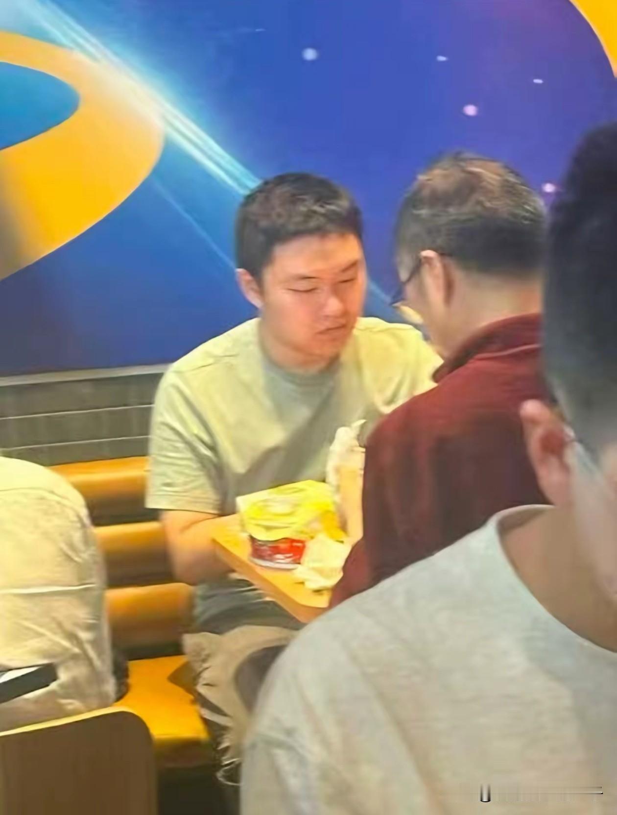 其实杀哥的脑子并没有问题，这种人就是因为从小被父母惯坏了，在他的世界观里面，他想