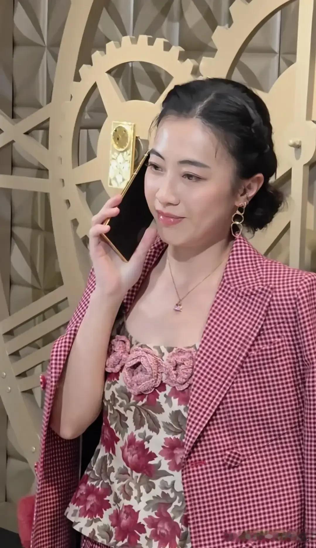 香港女首富甘比现身上海。天庭饱满气质舒展，网友直呼，这就是有福相。近日，香港