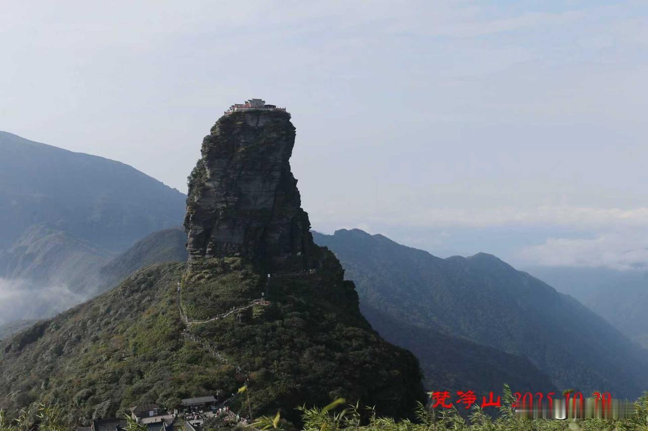 梵净山很出片，看着垂直险峻吓人，其实手脚并用70多岁都可登顶说得太对了！梵净