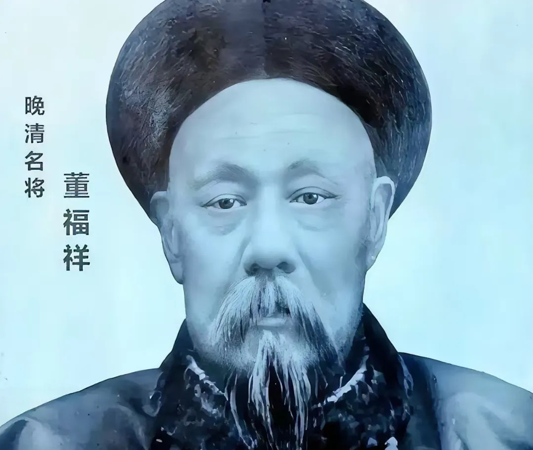 1895年深秋，数千回民跪在西宁城下，绝望地挥舞着白旗乞降。城墙之上，甘肃提督董