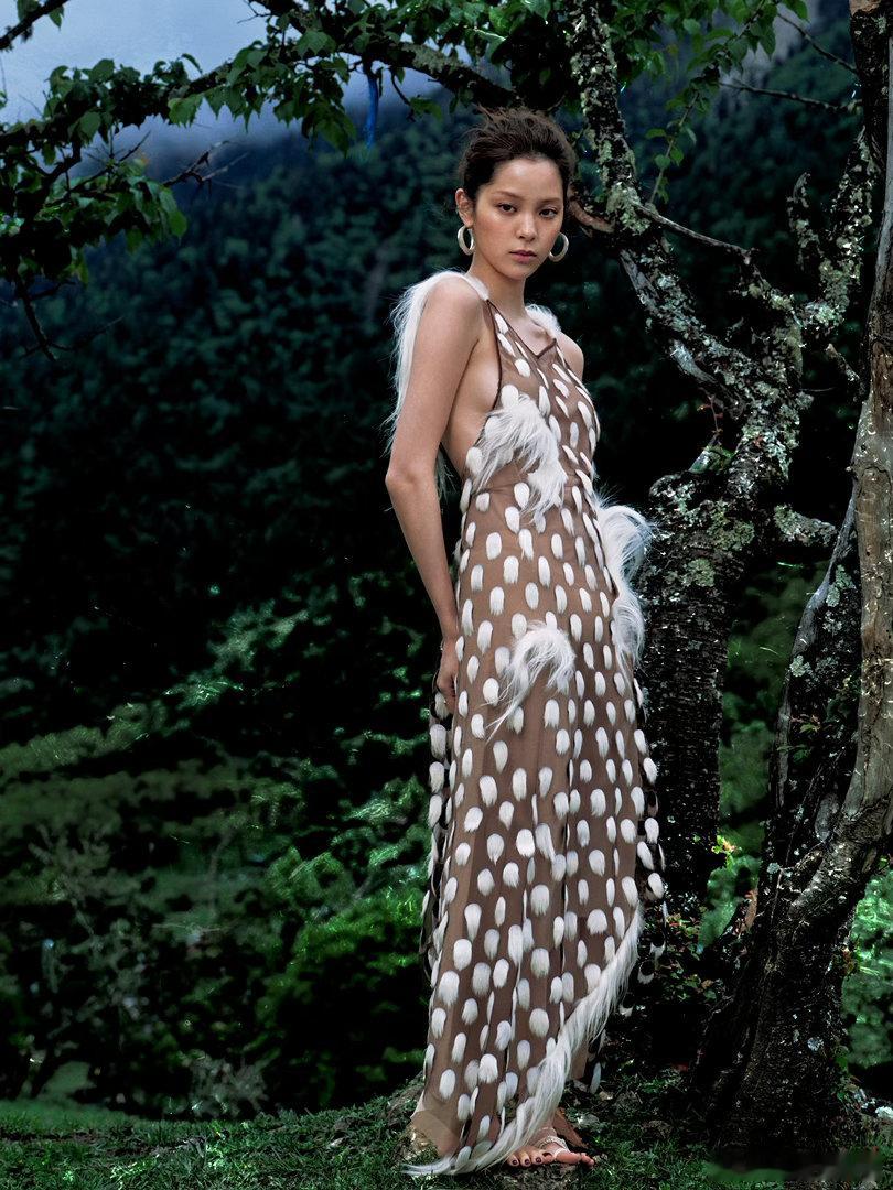 欧阳娜娜白色美甲欧阳娜娜自然肤色温润自然肤色搭配经典白色美甲，是简约又高级的组合