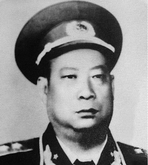 新婚之夜，开国将军何炳炎坐着不肯睡觉。新娘以为是将军嫌弃她，逼问将军说：“我怕吓