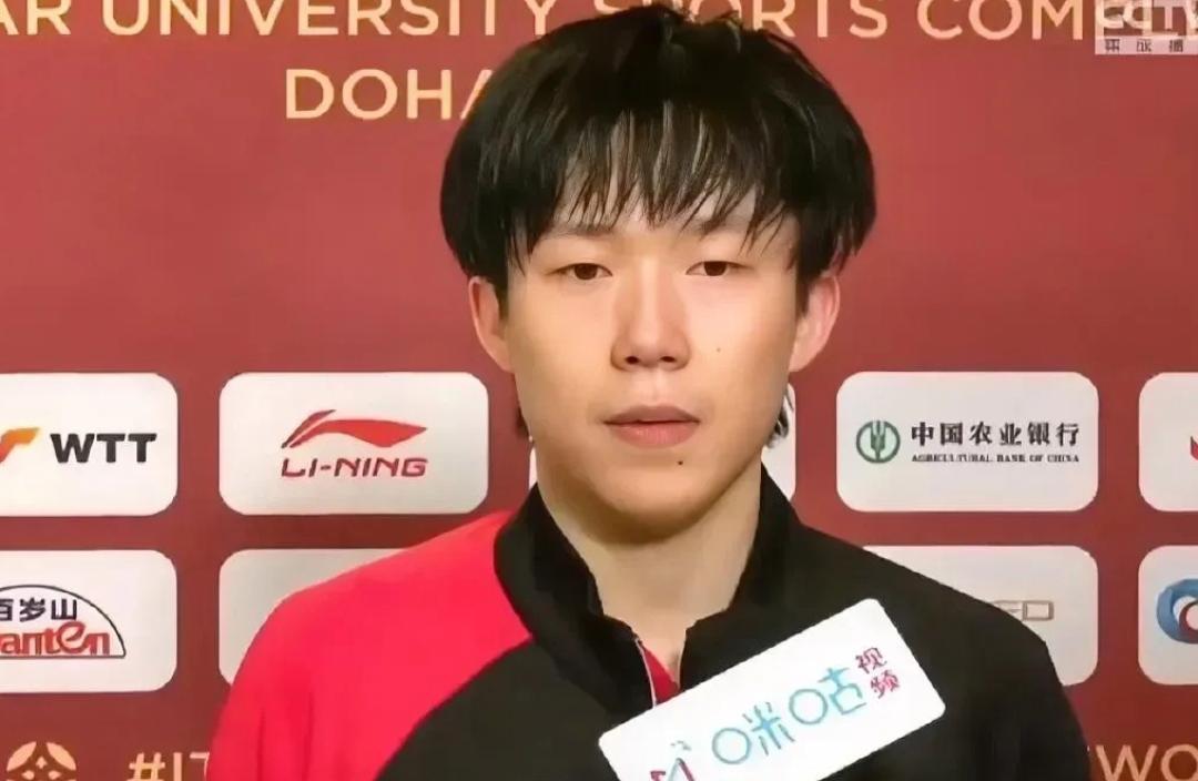 王楚钦“让二追四”逆转晋级强！赛后接受采访时，透露更换球衣的秘密“这也是我第